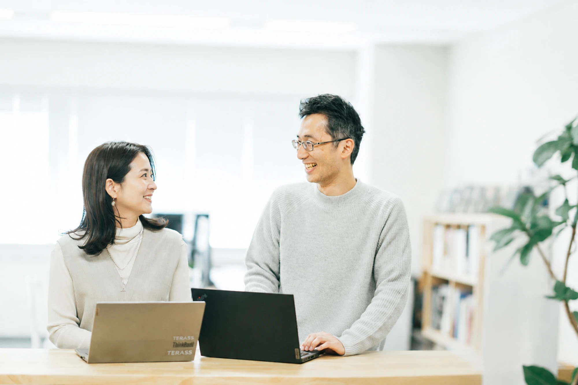 Bi-Weeklyで談笑するメンバー